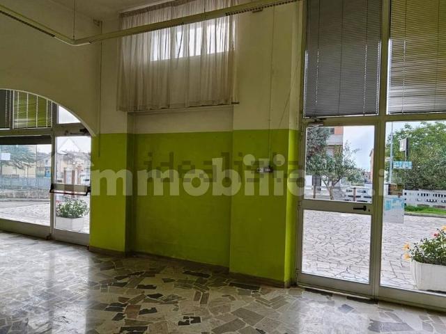 Locale Commerciale in affitto a Marche, Macerata