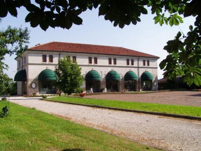 Locale Commerciale in affitto a Villadose, Veneto