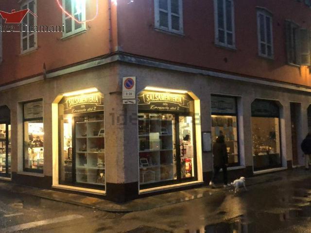 Locale Commerciale in affitto a Fiorenzuola D'arda, Reggio Emilia