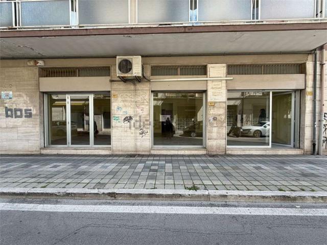 Locale Commerciale in affitto a Pescara, Abruzzo