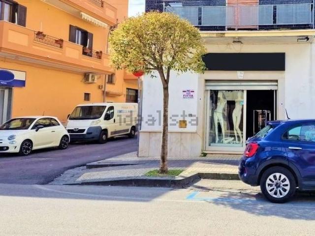 Locale Commerciale in affitto a Mondragone, Campania