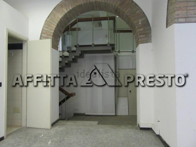 Locale Commerciale in affitto a Unione di Comuni della Romagna Forlivese, Quattro