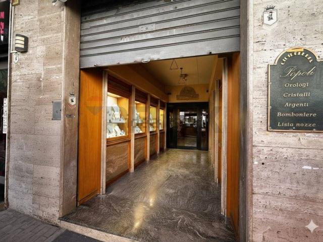 Locale Commerciale in affitto a Benevento, Campania