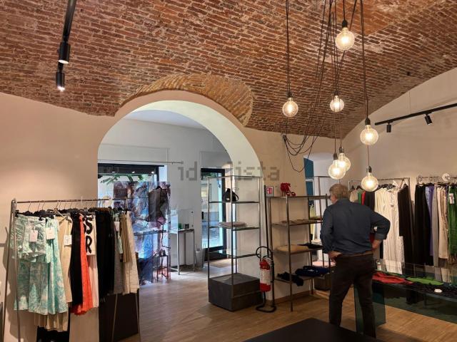Locale Commerciale in affitto a Biumo Superiore, Varese