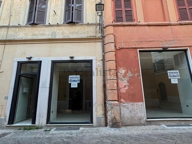Locale Commerciale in affitto a Rione Porto, Marche