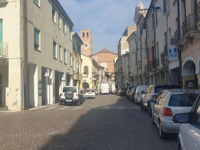 Locale Commerciale in affitto a Este, Veneto