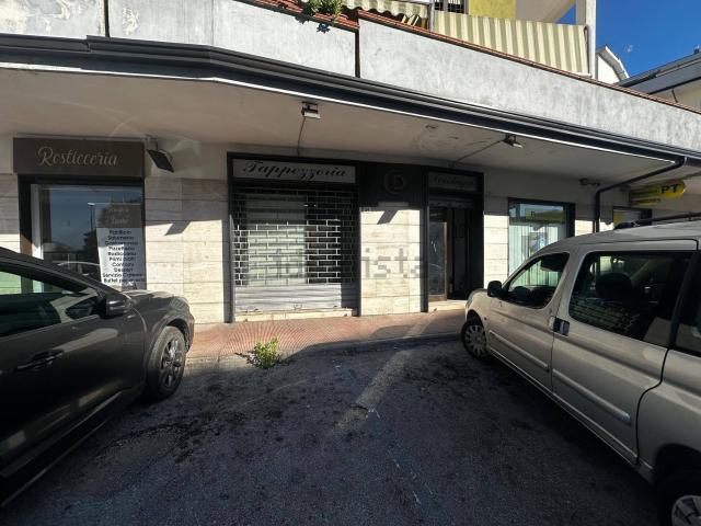 Locale Commerciale in affitto a Santa Maria Capua, Campania