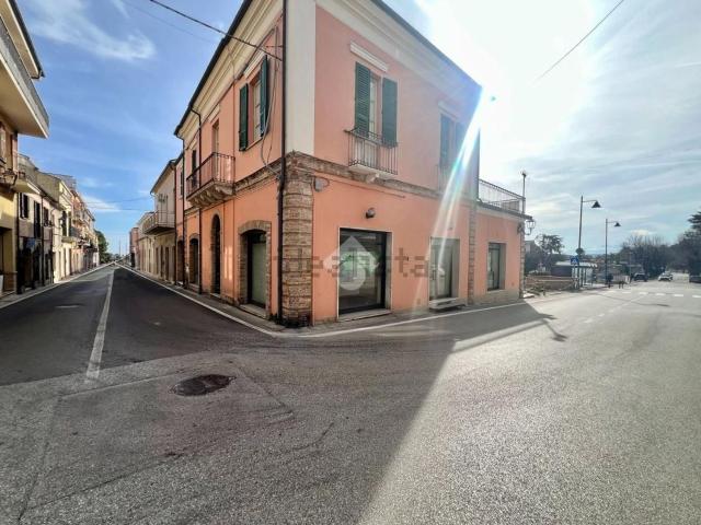 Locale Commerciale in affitto a Notaresco, Abruzzo