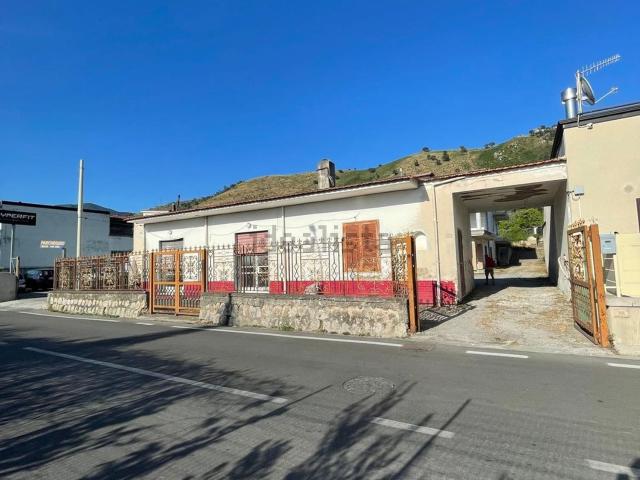 Locale Commerciale in affitto a Nocera Inferiore, Campania