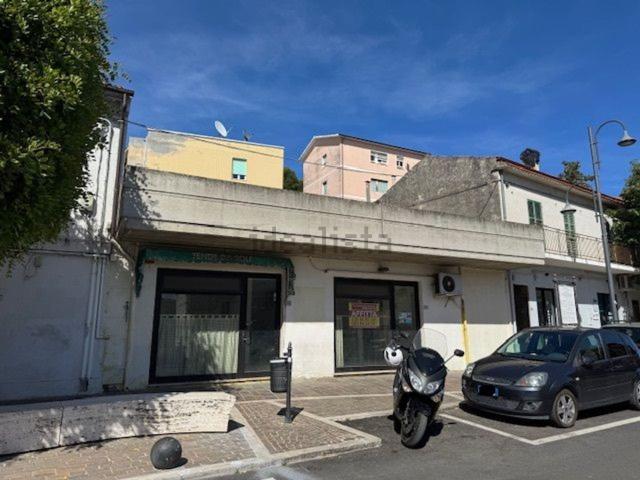 Locale Commerciale in affitto a Spoltore, Abruzzo