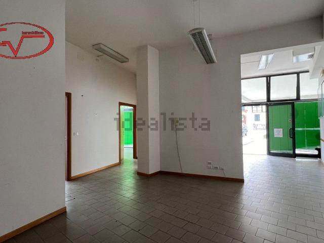 Locale Commerciale in affitto a Giglio, Montevarchi