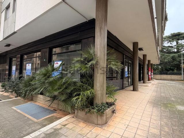 Locale Commerciale in affitto a Puglia, Bari