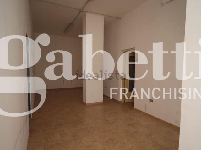 Locale Commerciale in affitto a Puglia, Taranto