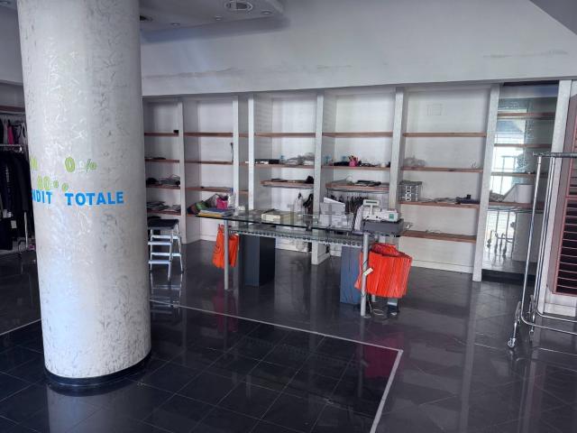Locale Commerciale in affitto a Frosinone, Lazio