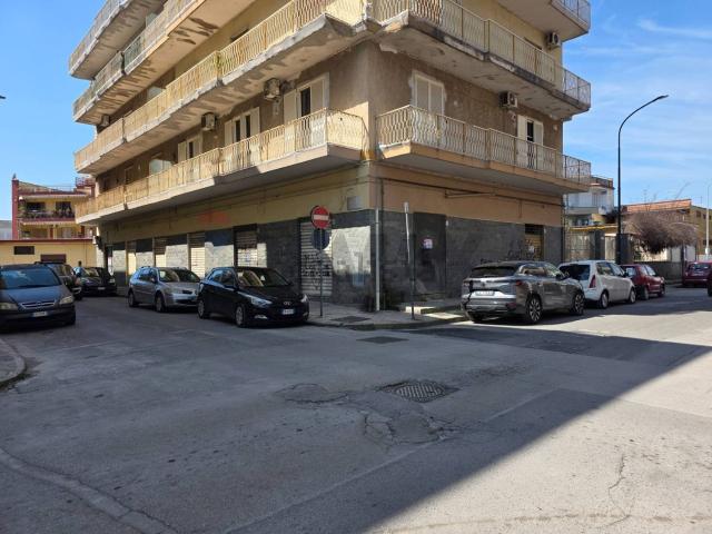 Locale Commerciale in affitto a Casoria, Campania