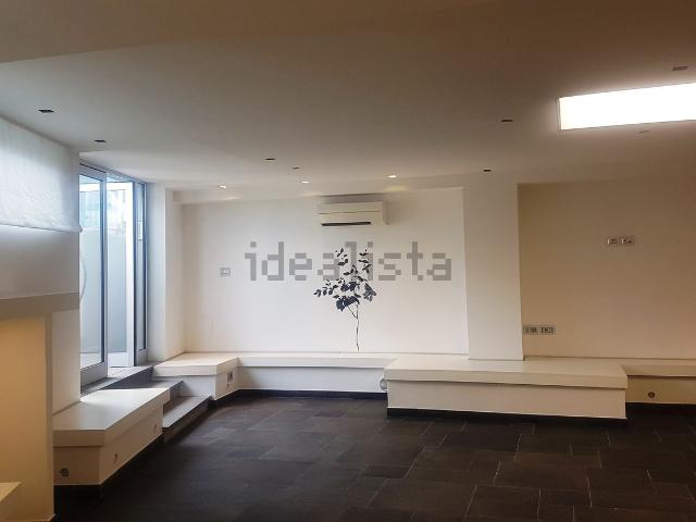 Locale Commerciale in affitto a Marche, Macerata