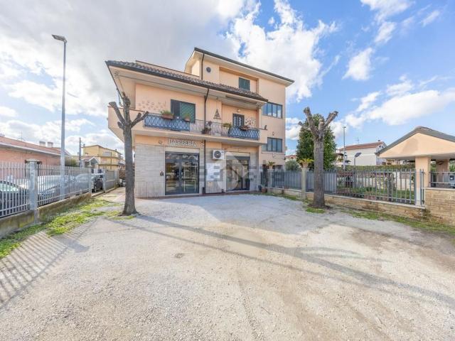 Locale Commerciale in affitto a Castelverde, Roma Capitale
