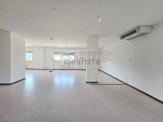 Locale Commerciale in affitto a Umbertide, Umbria