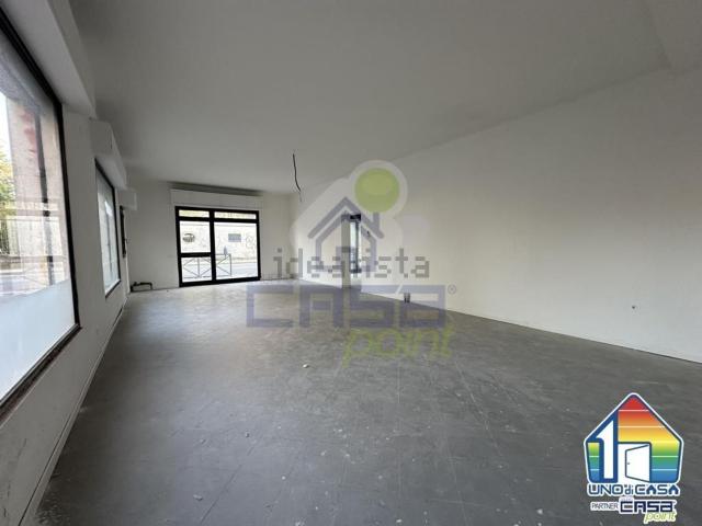 Locale Commerciale in affitto a Crema Nuova, Crema