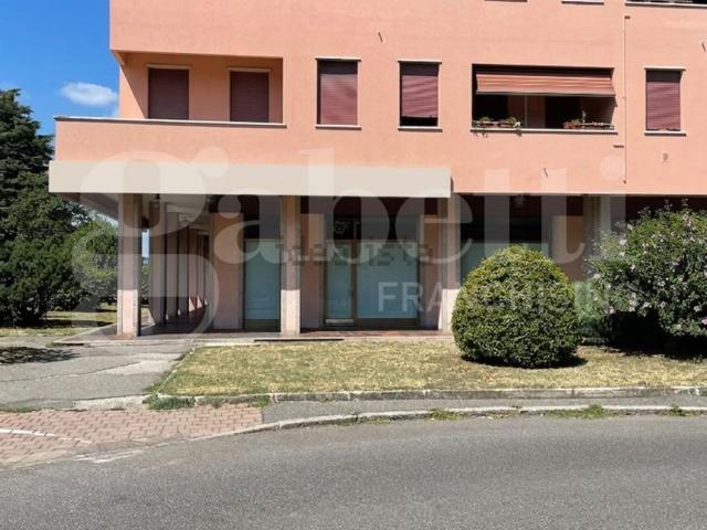 Locale Commerciale in affitto a Cassano D'adda, Lombardia