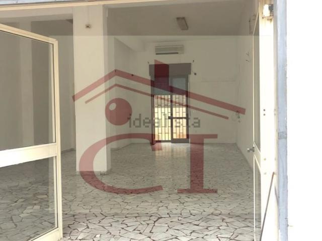 Locale Commerciale in affitto a Mugnano Di Napoli, Campania
