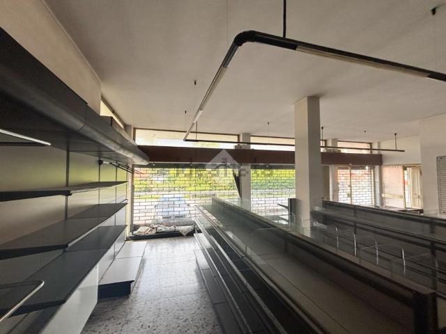 Locale Commerciale in affitto a Abbadia Lariana, Lombardia