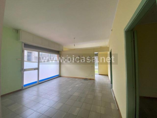 Locale Commerciale in affitto a Miralfiore, Marche