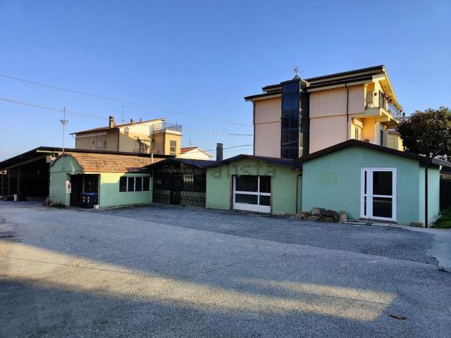 Locale Commerciale in affitto a Amelia, Umbria