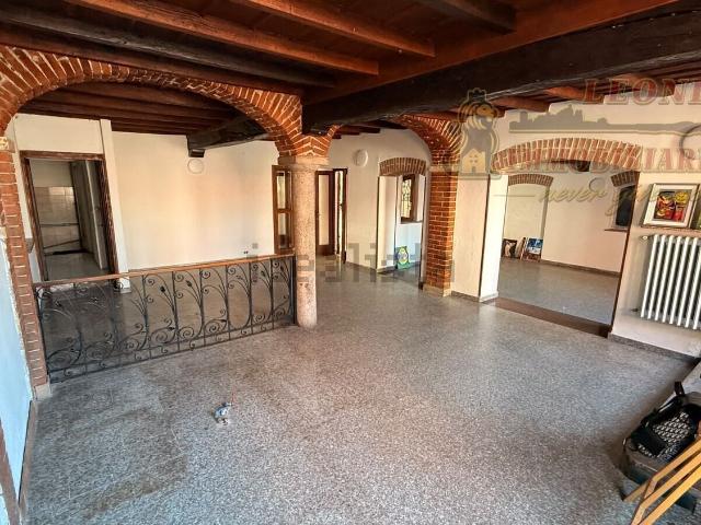 Locale Commerciale in affitto a Marzano, Lombardia