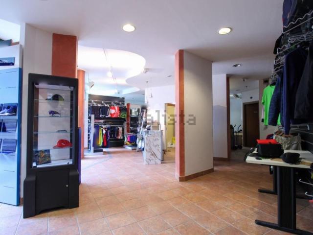 Locale Commerciale in affitto a Civate, Lombardia