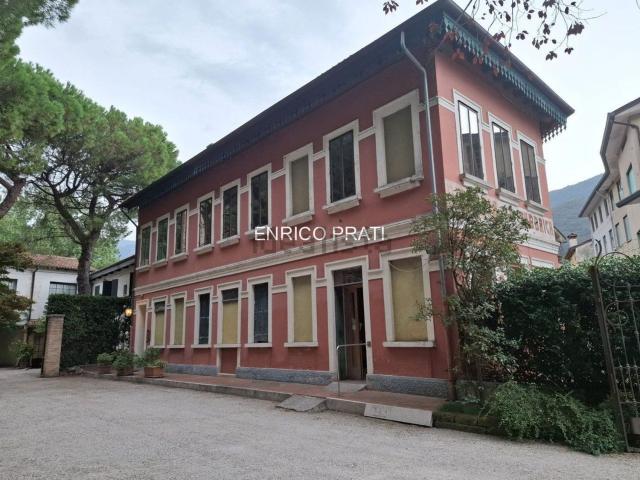 Locale Commerciale in affitto a Bassano Del Grappa, Veneto