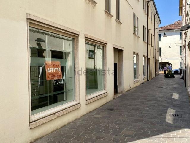 Locale Commerciale in affitto a Castelfranco Veneto, Veneto