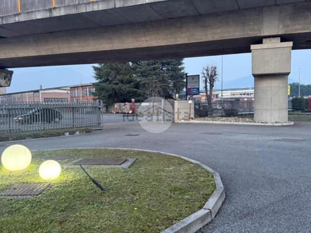 Locale Commerciale in affitto a Albano Sant'alessandro, Lombardia