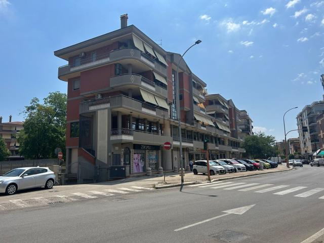 Locale Commerciale in affitto a Aprilia, Lazio