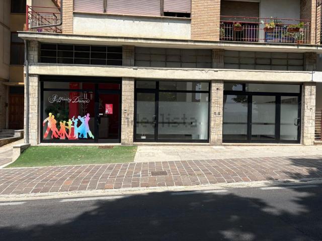 Locale Commerciale in affitto a Piandicontro I, Marche