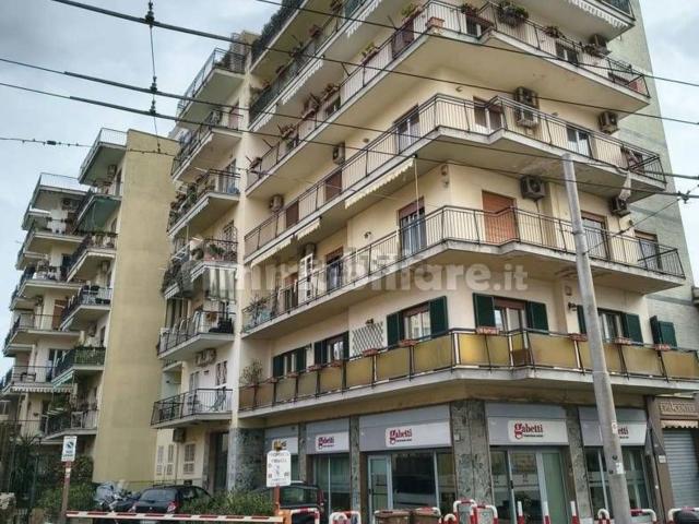 Locale Commerciale in affitto a Municipalità 3, Campania