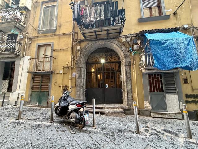 Locale Commerciale in affitto a Municipalità 2, Campania