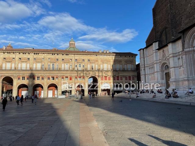 Locale Commerciale in affitto a Santo Stefano, Bologna