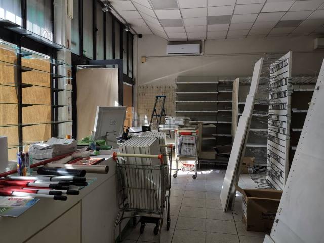 Locale Commerciale in affitto a Case Bianche, Calcinaia