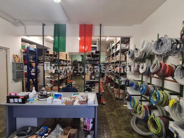 Locale Commerciale in affitto a Marche, Pesaro E Urbino