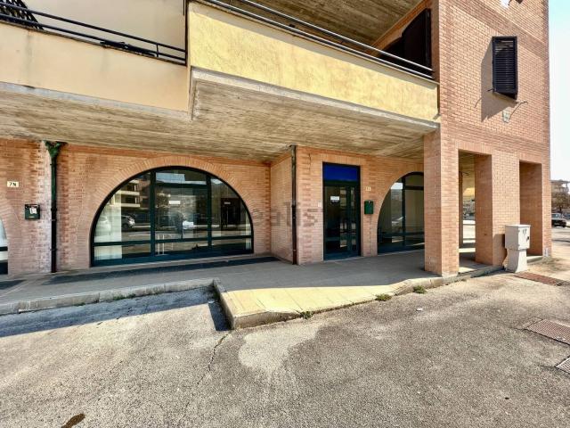 Locale Commerciale in affitto a Borgo, Marche
