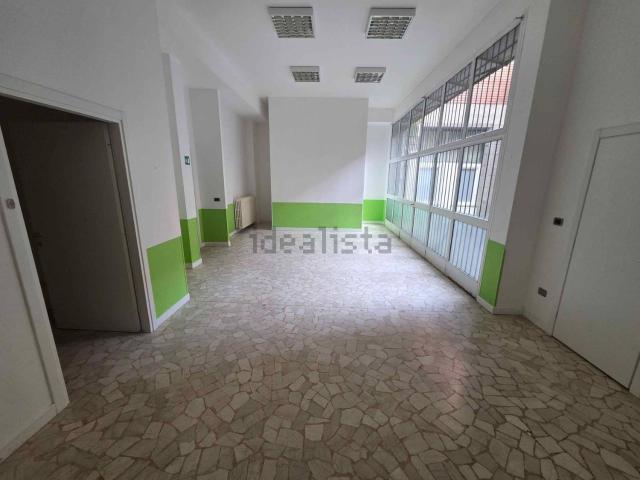 Locale Commerciale in affitto a Porto-Saragozza, Bologna