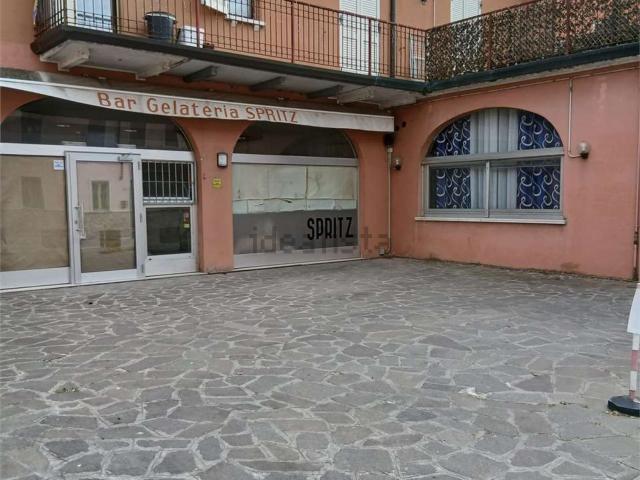 Locale Commerciale in affitto a Castelletto, Roverbella