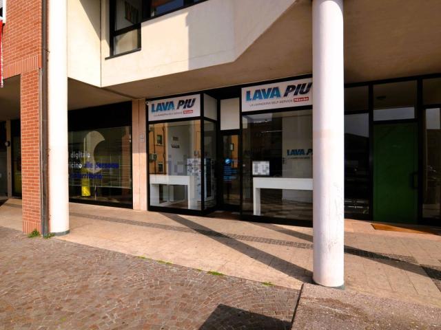Locale Commerciale in affitto a Villafranca Di Verona, Veneto
