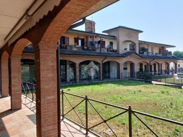 Locale Commerciale in affitto a Unione dei Comuni Bassa Bresciana Occidentale, Maclodio