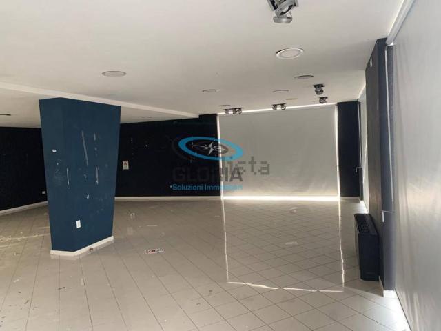 Locale Commerciale in affitto a Marche, Ancona