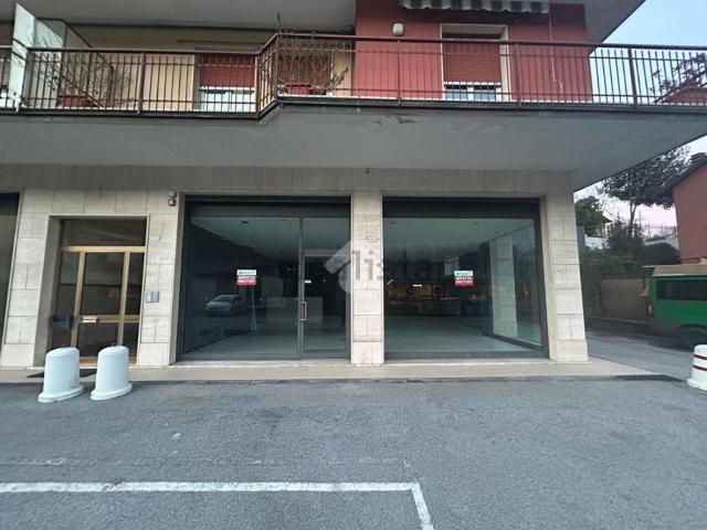 Locale Commerciale in affitto a Levante, Serra Riccò