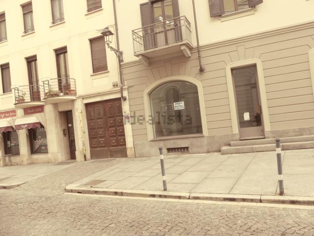 Locale Commerciale in affitto a Centro, Piemonte