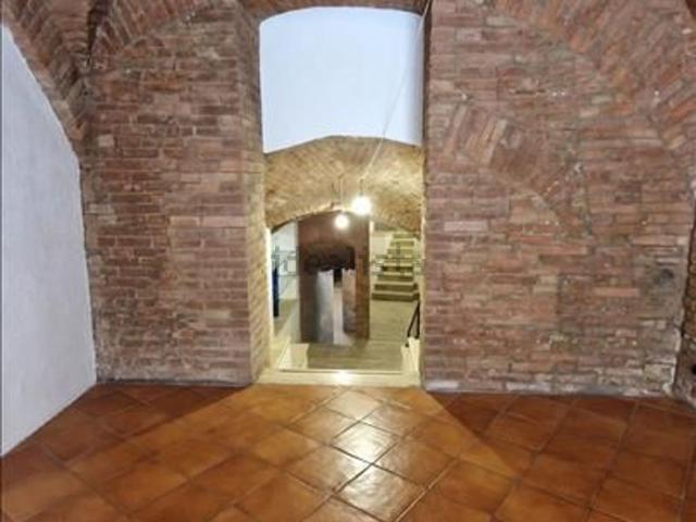 Locale Commerciale in affitto a Contrada dell'Onda, Siena