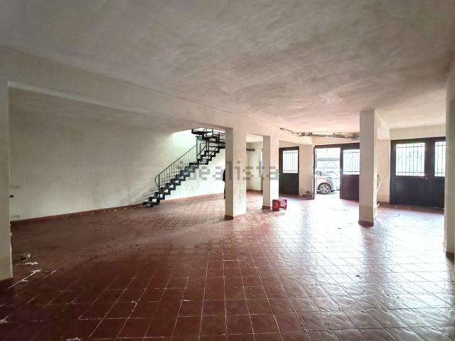 Locale Commerciale in affitto a Balatelle, Acireale